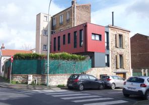 La maison et son extension sur l'angle des deux rues.