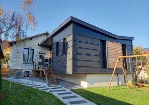 Facade est de la maison et angle sud est de l'extension
