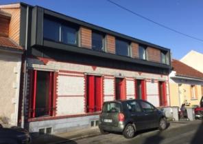 La façade existante conservée et rénovée, avec la surélévation et le bow window 