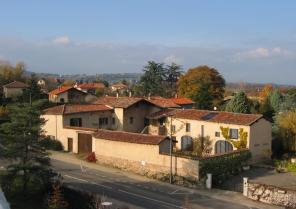 Vue lointaine sur la maison réhabilitée