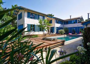 L'habitation s'implante autour d'une généreuse piscine