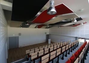 amphithéâtre à gradins escamotables avec traitement acoustique