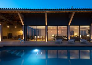 Vue de nuit sur séjour et piscine. Benoît Bost photographe.
