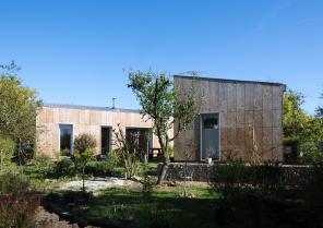 Les deux parties de la maison s'ouvrent vers le jardin.