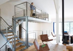 La mezzanine intérieure crée un dortoir d'appoint pour les enfants.