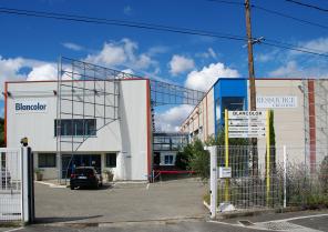 Façade principale Est avec l'entité administrative à gauche et l'usine à droite