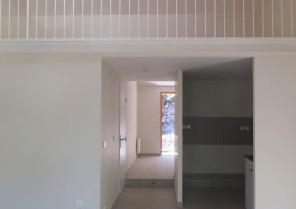 salle logement R+2, vue vers l'entrée