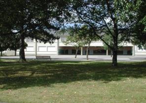 21_-_vue_des_salles_de_classe_et_du_preau.jpg