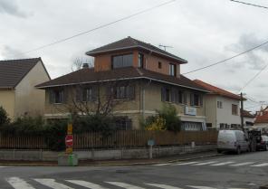 A l'angle de deux rues