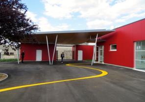 Entrée de l'école et préau