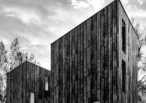 Maison contemporaine à ossature bois - Façade en bois brulé