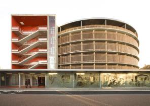 Le parking vu depuis le terminus de bus