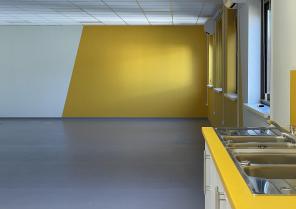 De grand espace coloré et lumineux