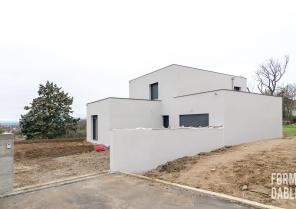 chantier de construction d'une maison individuelle à toit terrasse - vue depuis 