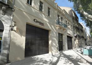 Façade commerciale sur bâtiment classé