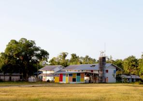 L'école vue depuis le village