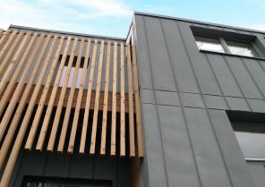 Construction d'une maison mitoyenne - Ossature bois - Façade Zinc joint debout - garde corps bois - menuiseries Alu