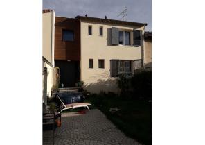 Façade projetée sur rue