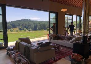 Le salon prolongé en coursive jusqu'au dehors