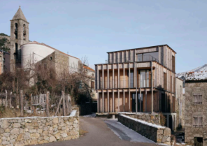 Premier prix : logements communaux en pin Laricio, Cristinacce – Orma Architettura © Julien Kerdraon