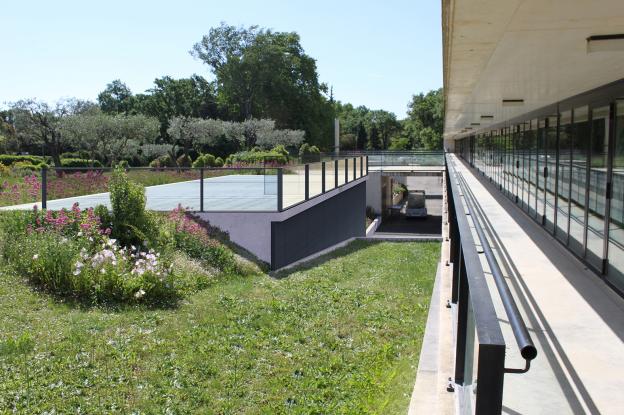 La toiture aménagée en terrasse prolonge l'esplanade du musée.