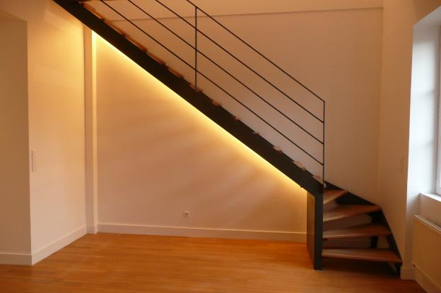 Création d'un escalier d'accès aux combles, dont le design participe à habiller 