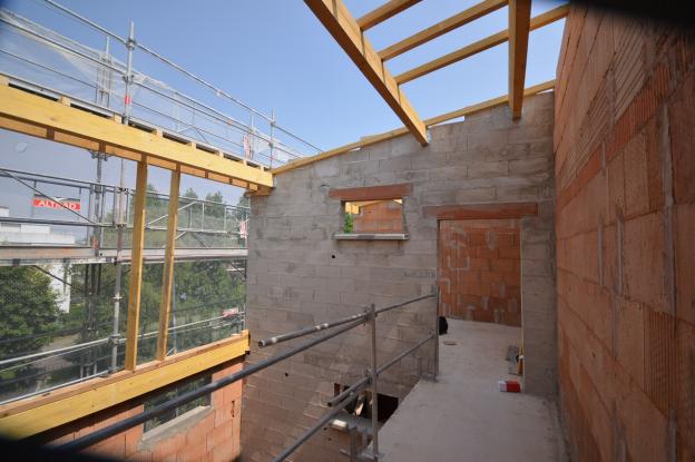 Coursive intérieure entre cage escalier et logements, phase chantier