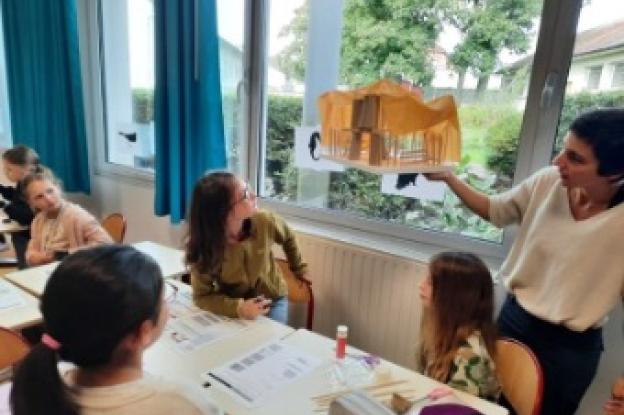 Rencontre entre une architecte et une classe à l’école Lucie Aubrac à Mondeville, 2024. 