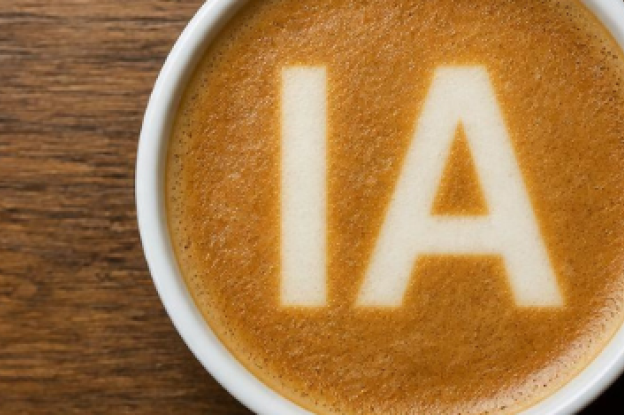 Tasse de café avec les lettres "IA" inscrites dans la mousse du café.