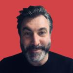 Photo d'identité sur un fond rouge bordeaux