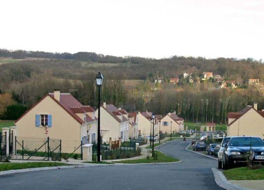 Vue de l’allée principale du lotissement de la Tourelle à Maule (Yvelines) 