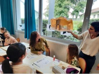 Rencontre entre une architecte et une classe à l’école Lucie Aubrac à Mondeville, 2024. 