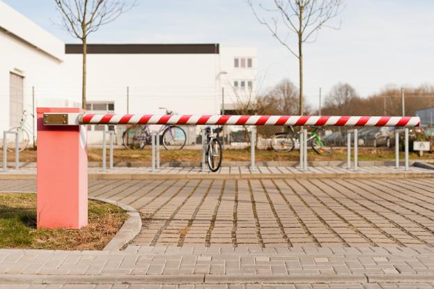 Entrée d'un parc de stationnement